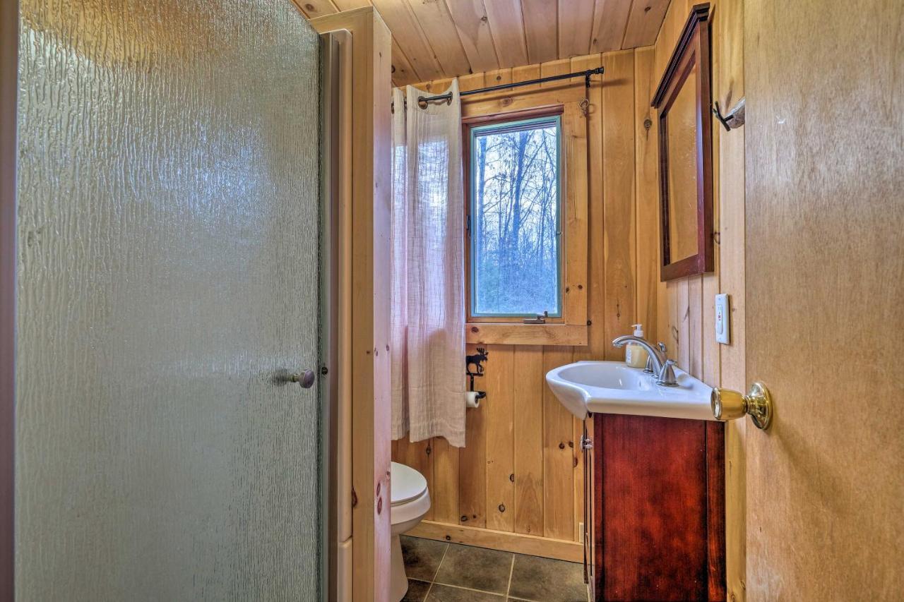 Secluded Johnsburg Retreat With Hot Tub And Fire Pitヴィラ エクステリア 写真